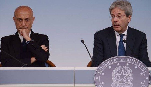 Migranti, Gentiloni: «Lavoro straordinario di Minniti»