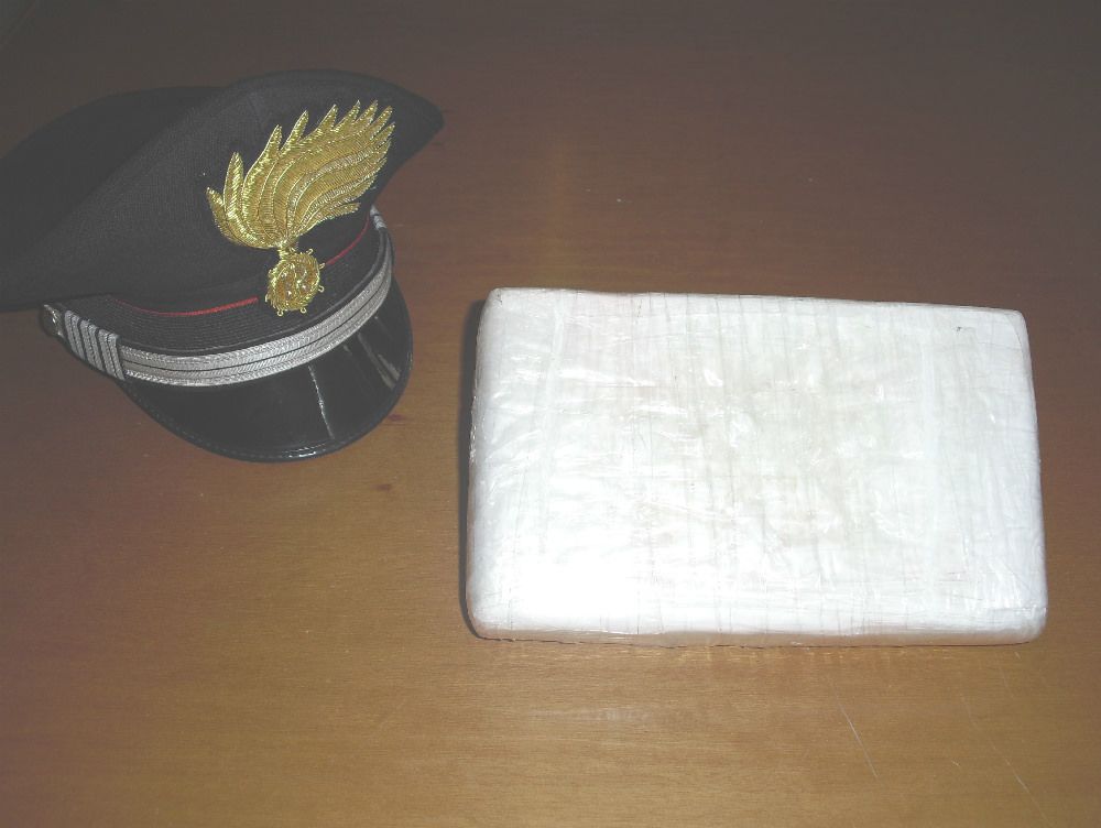 A passeggio con un chilo di cocaina