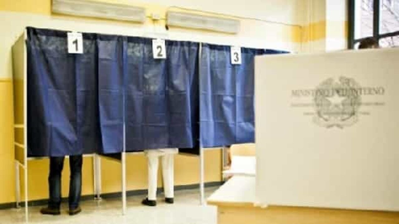 Fotografano la scheda all’interno di un seggio: due denunce a Catanzaro