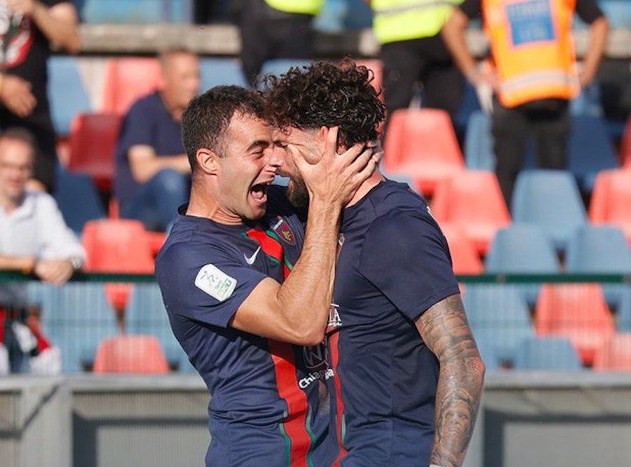 Cosenza, pari interno con la Juve Stabia: dopo il pareggio di Ricciardi, nel secondo tempo i Lupi resistono in 10