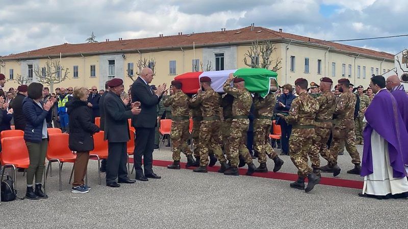 A Pisa l’omaggio a Gianluca Spina, il parà cosentino morto durante un’esercitazione