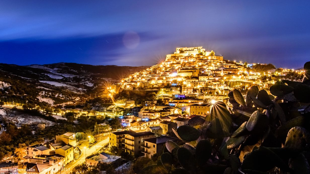 Lettere di Natale ai lettori nel giorno in cui tutti tornano al presepe dei propri luoghi