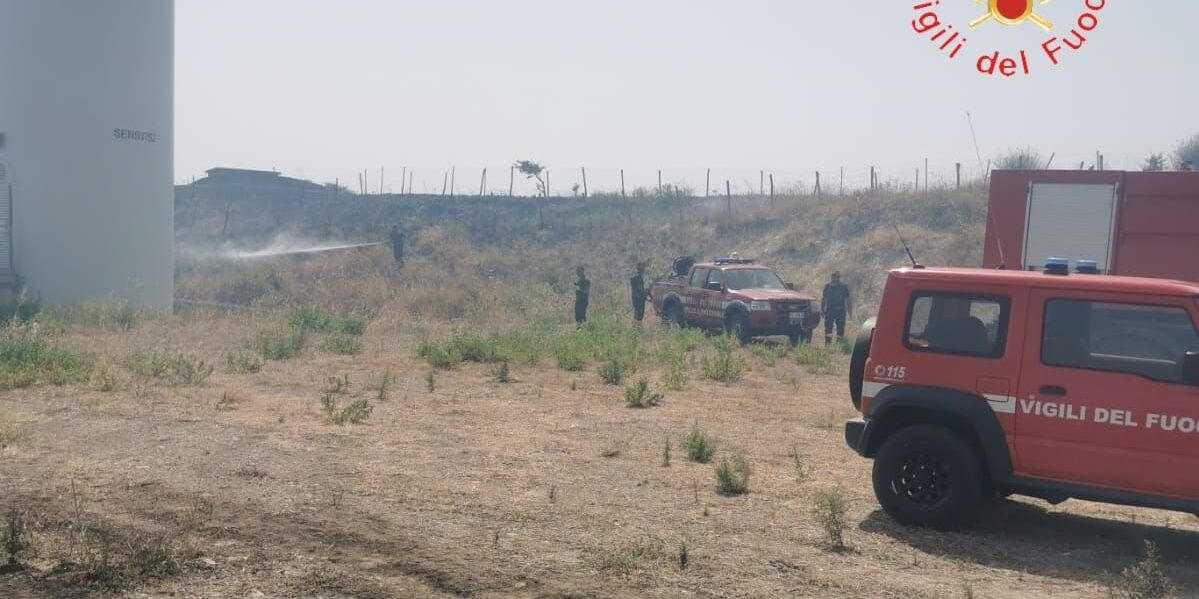 Incendi, giornata difficile in Calabria: oltre 30 i roghi in tutta la regione, danneggiata una linea ferroviaria