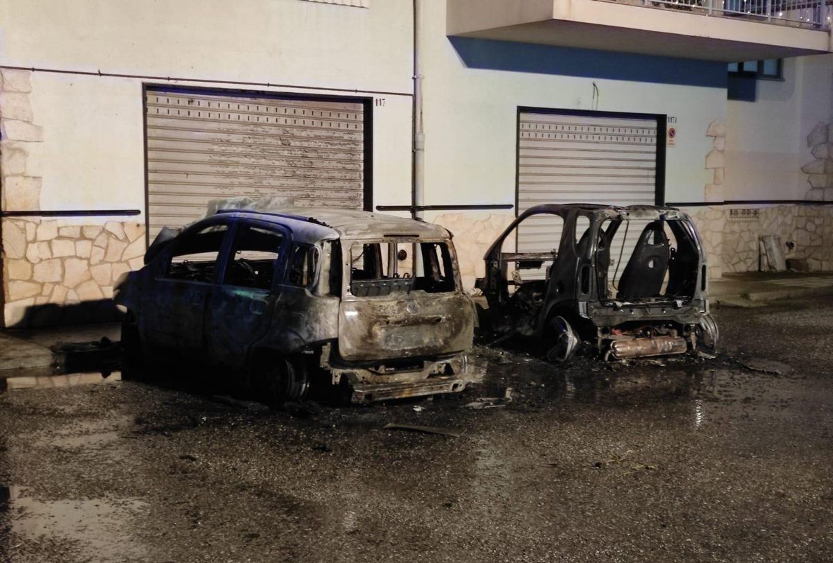 Corigliano Rossano, ennesimo rogo: altre due auto in fiamme