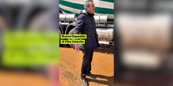 Occhiuto: «Sono testardo, l’ospedale di Vibo si sta realizzando». Poi mostra le scarpe sporche: «Fango che produce» – VIDEO