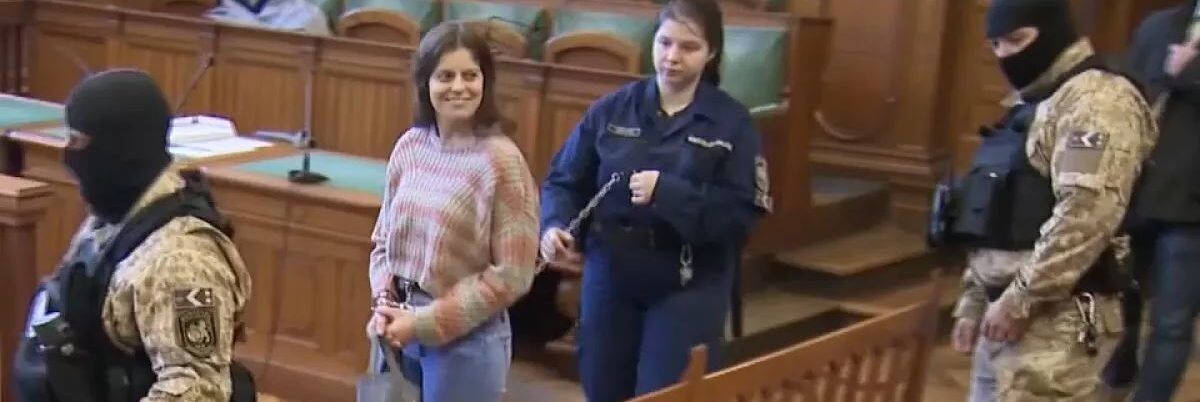 Ungheria, Ilaria Salis in aula ancora con manette e catene