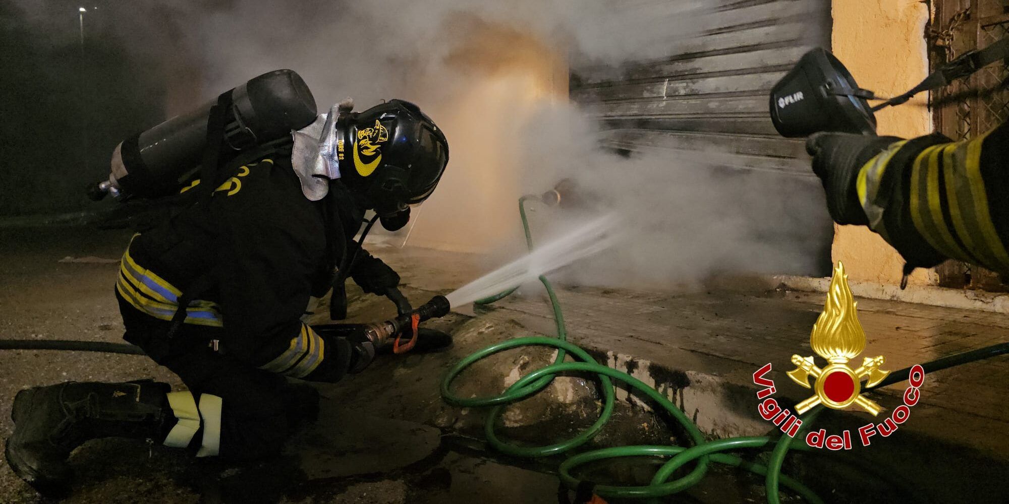 In fiamme magazzino nel quartiere Vescovatello a Crotone