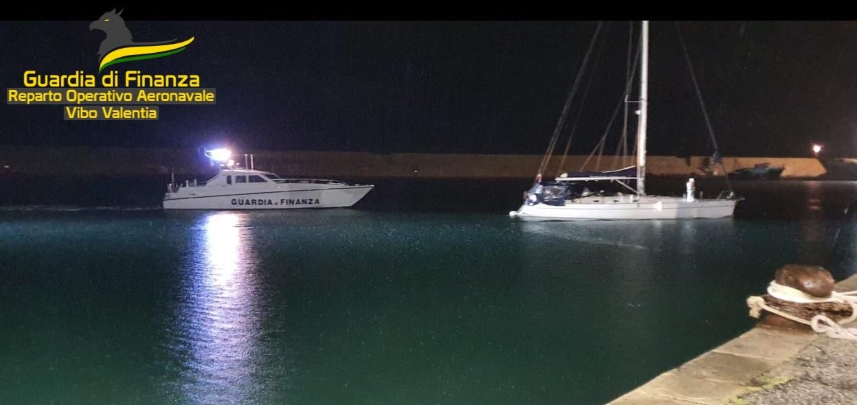 Crotone, intercettato monoalbero con 95 migranti: fermati tre scafisti