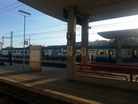 Ubriaco e armato blocca un treno, arrestato 37enne