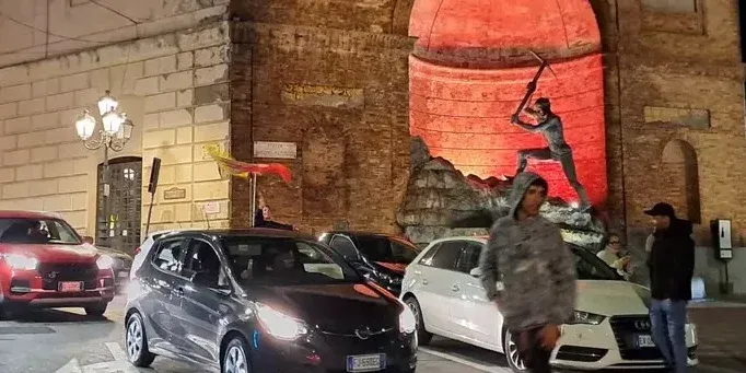 Catanzaro in finale per la serie A, la festa in città. Tifosi in strada e caroselli di auto