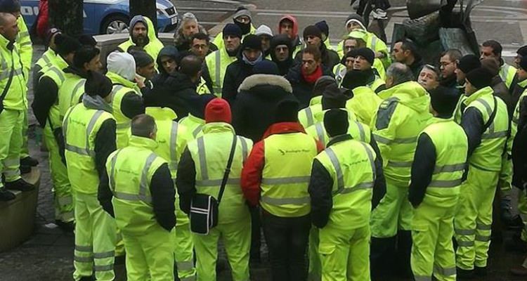 Cosenza, protesta dei lavoratori di Ecologia oggi
