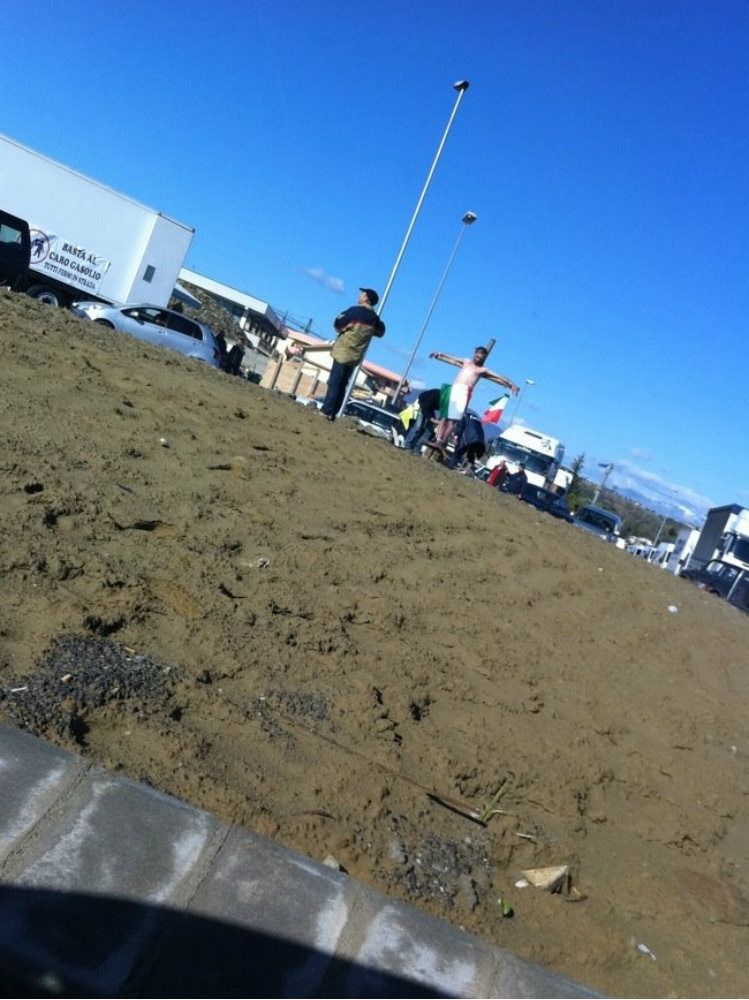 Tir, protesta crocifisso e in mutande: il video