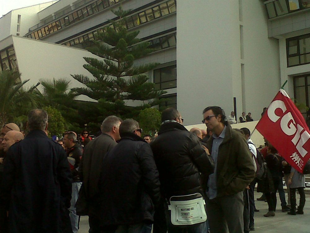 Operai davanti al Consiglio: ecco le voci della protesta