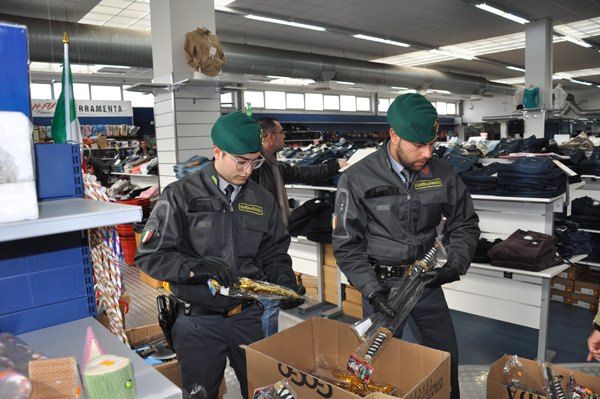 Sigilli ad 80mila articoli di carnevale pericolosi