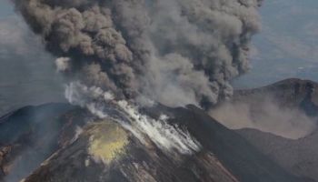 L’Etna non dà tregua, aeroporto chiuso a Ferragosto