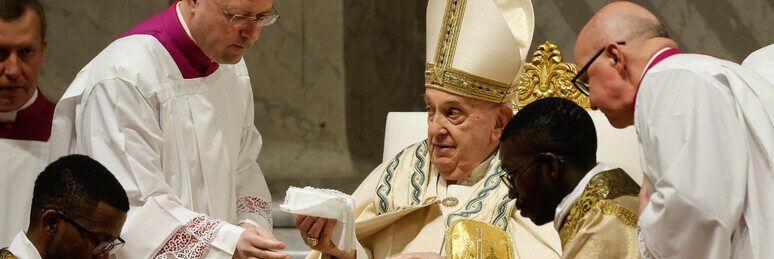 Il Papa affaticato alla Veglia di Pasqua: «Odio e guerre i nostri macigni»