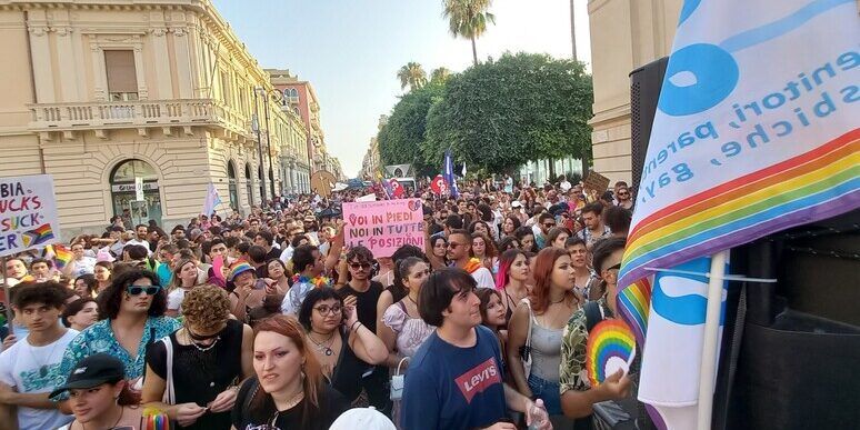 In 2 mila al Pride di Reggio Calabria: «In Italia non c’è una legge che contrasti efficacemente i discorsi d’odio»