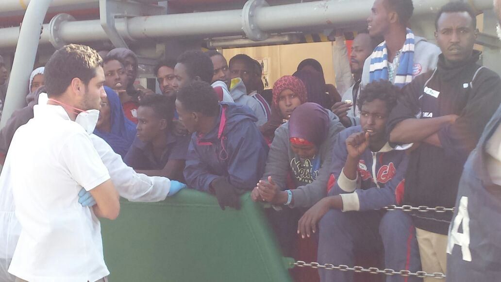 I migranti in porto con gli angeli del Mediterraneo