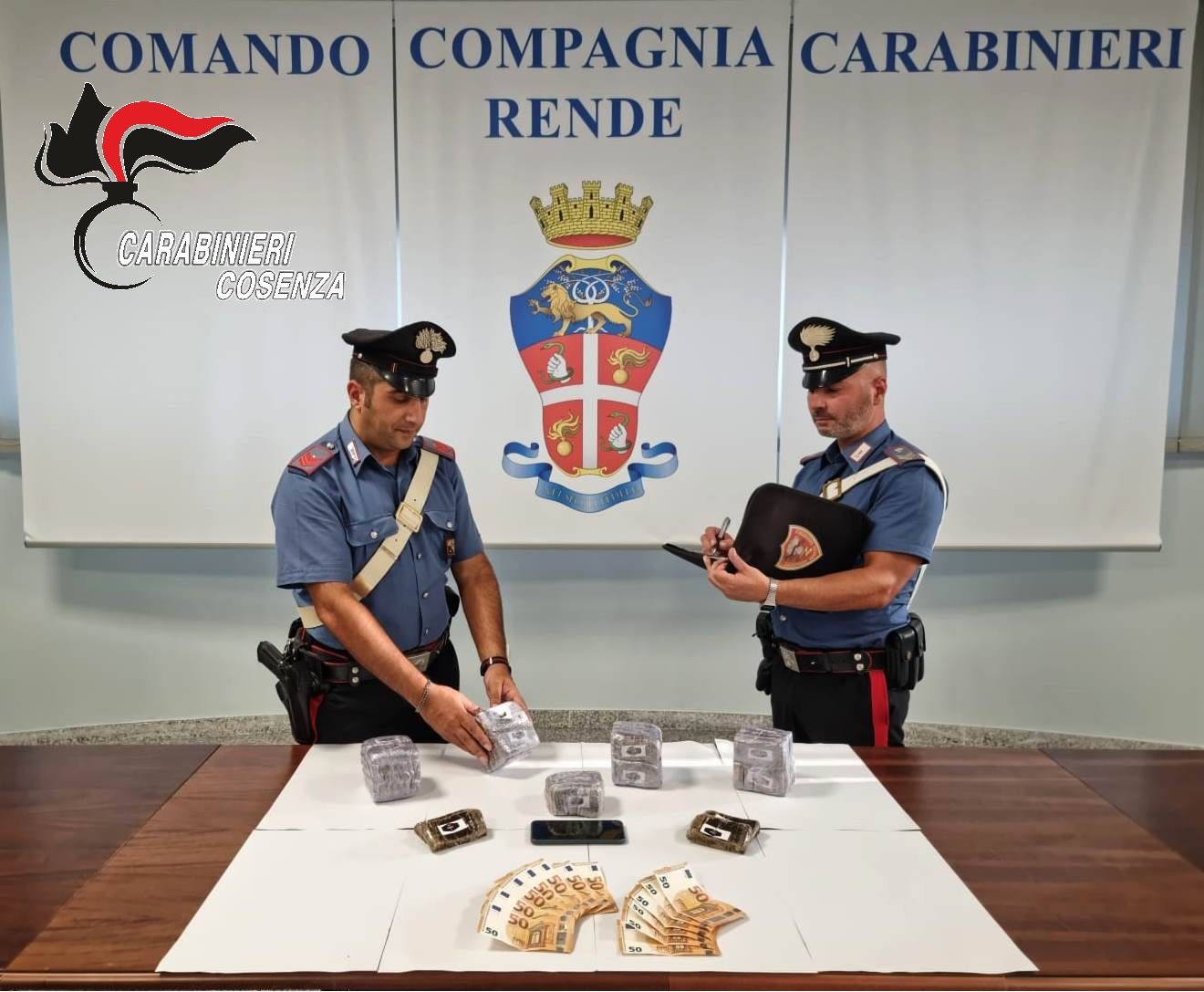 Rende, in auto con 5 chili di hashish: due arresti