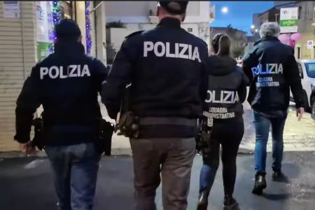 Gioco d’azzardo abusivo e frequentazioni sospette: blitz della Polizia in due circoli di Catanzaro