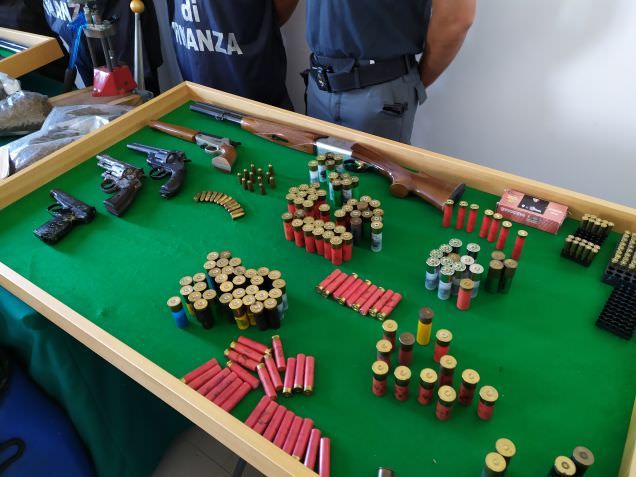 "Estate di fuoco" a Crotone: tre arresti e un arsenale sequestrato