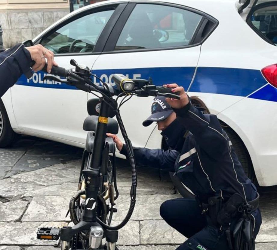 Reggio, biciclette elettriche trasformate in motorini: scatta il sequestro