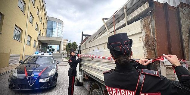 Trasportava una tonnellata di rifiuti speciali su un autocarro: 39enne denunciato a Lamezia