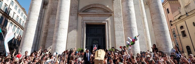 Folla per l’addio a Michela Murgia, «God Save the Queer»