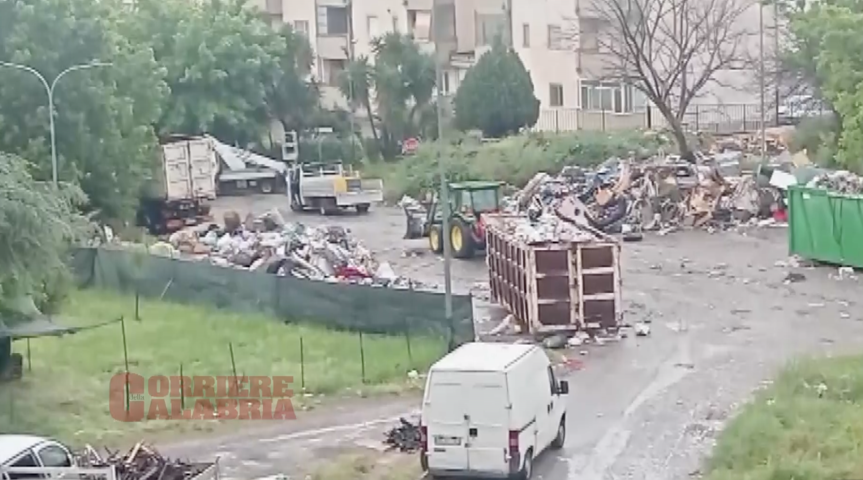 Lamezia, in attesa del voto si muovono (finalmente) container e mezzi per la raccolta rifiuti  – VIDEO