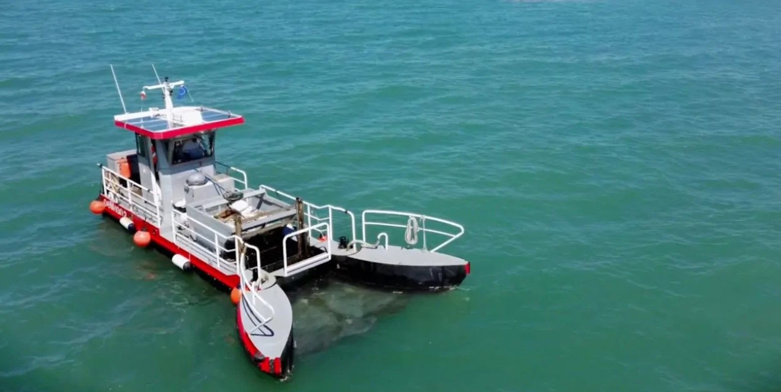 Mare sporco, in azione i battelli “spazzamare” della Regione