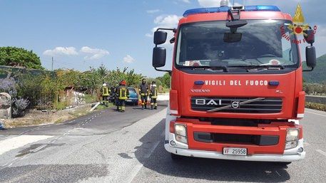 Abbandonano bimbo in auto, denunciati i genitori