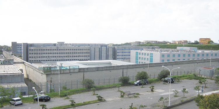 Catanzaro, episodi di guerriglia in carcere: rissa tra una ventina di detenuti