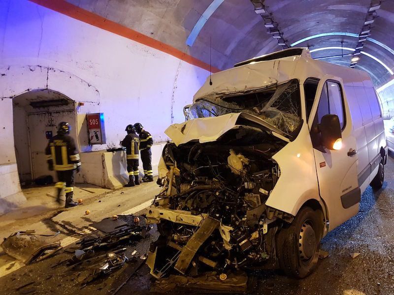 Scontro sulla 106 a Borgia, un ferito