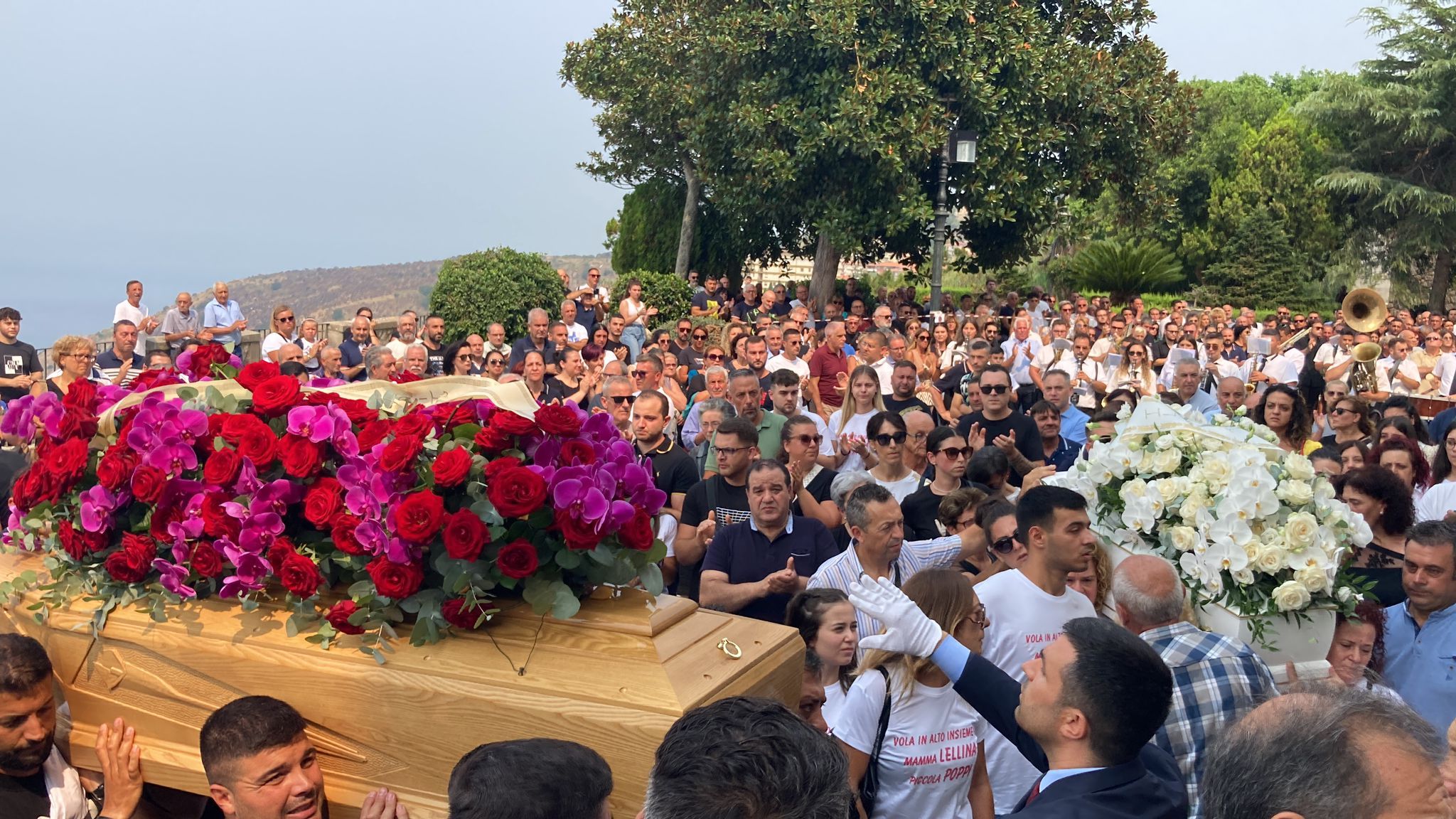 «Insieme volate in alto», il lungo e commosso addio di Nicotera ad Antonella Teramo e alla piccola Maya