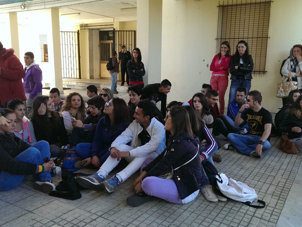 Serra, le accuse degli studenti al prof aggredito