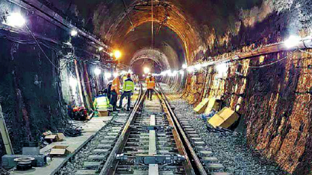 Cosenza, convoglio ferroviario esce dai binari: ferito un operaio