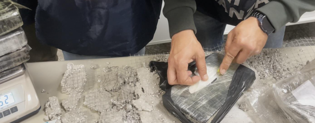 Cocaina e hashish nascosti in un carico di mattonelle