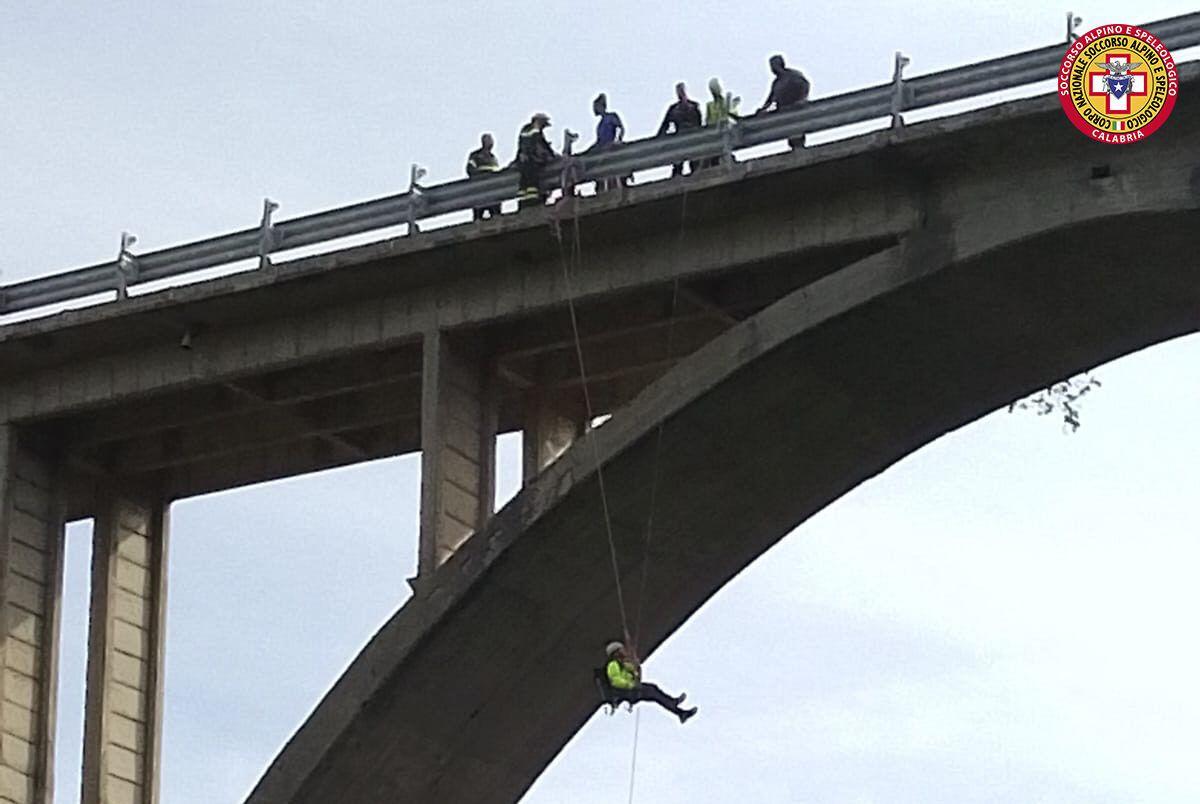 Tragedia nel Crotonese, ritrovato il cadavere di un uomo in una zona impervia