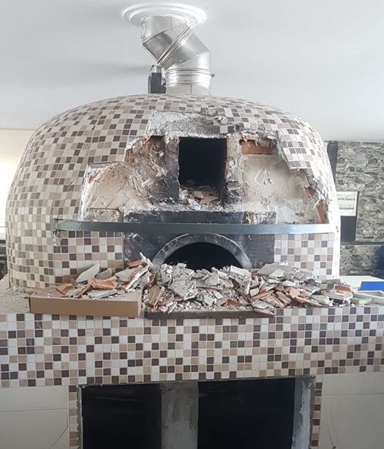 «Un gesto vigliacco che ha ferito i miei figli». Distrutto il forno di una pizzeria di Cetraro