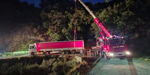 Autoarticolato precipita in una scarpata nel Reggino: in azione in vigili del fuoco
