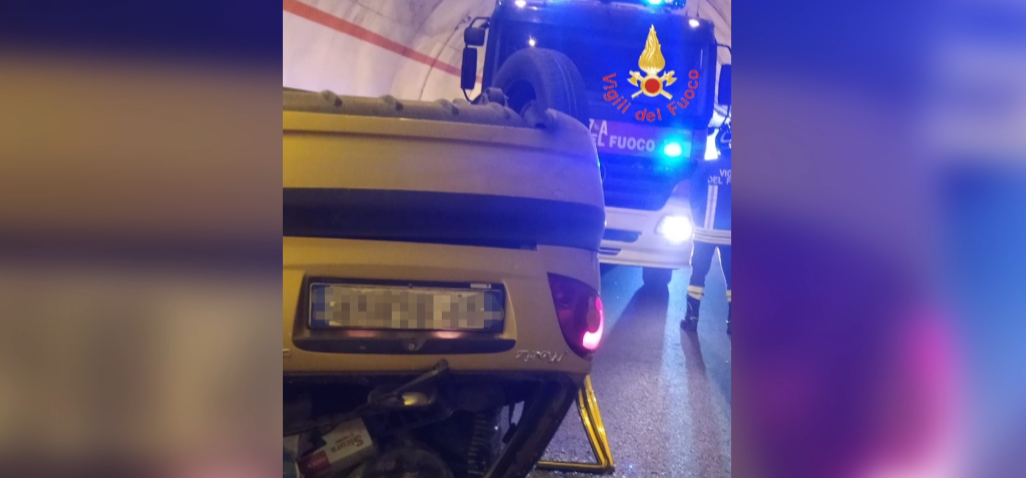Incidente a Falerna, auto si ribalta in galleria