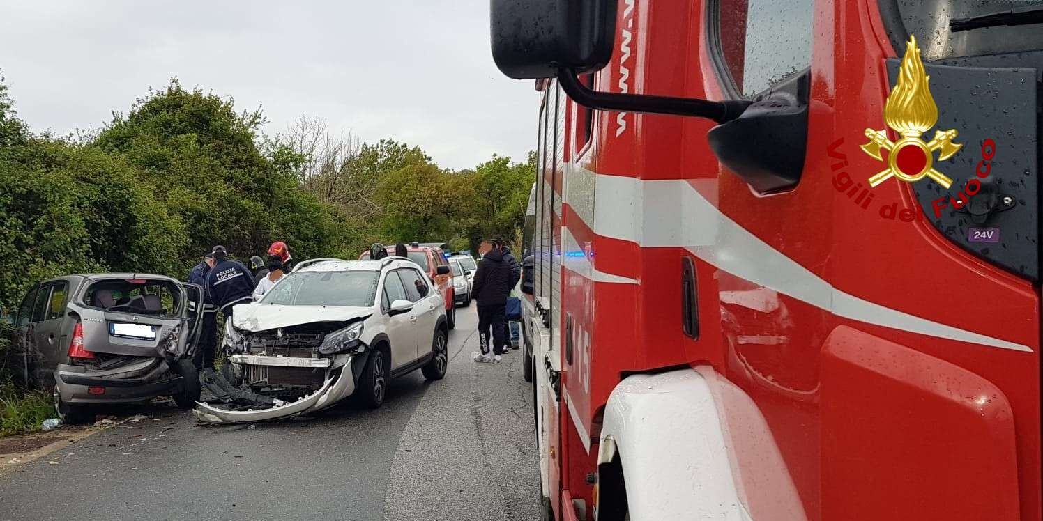 Incidente a Vibo, passeggero tratto in salvo dai vigili del fuoco – FOTO