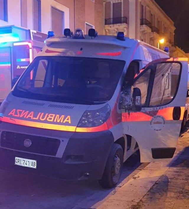 Reggio, atti vandalici contro l’ambulanza della Croce Rossa – FOTO