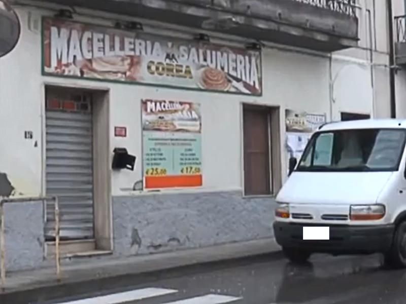 Catanzaro, l'obiettivo della bomba era una macelleria
