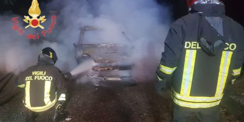 Panico a Badolato per un'auto distrutta dalle fiamme
