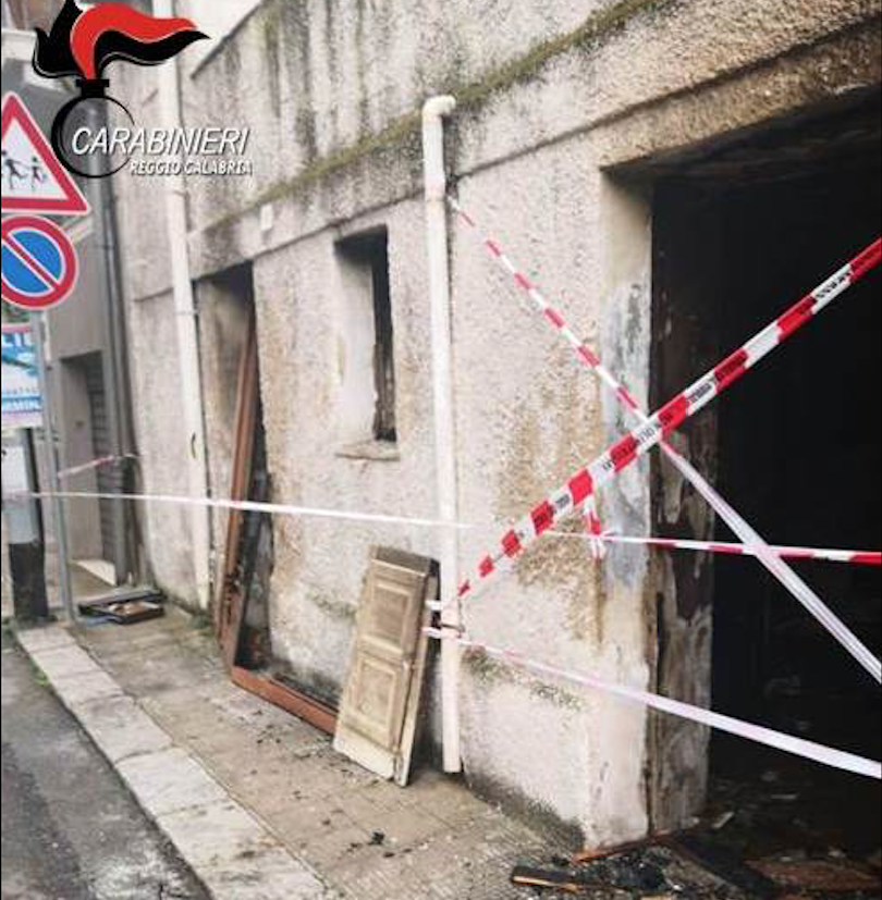 Bagnara, si proclama «fascista» e dà fuoco alla casa di un rumeno