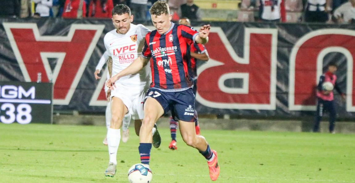 Bottiglietta lanciata verso i tifosi del Crotone, daspo di un anno per un calciatore del Benevento