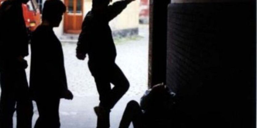 Ragazzo disabile picchiato da baby-gang, indaga la Polizia