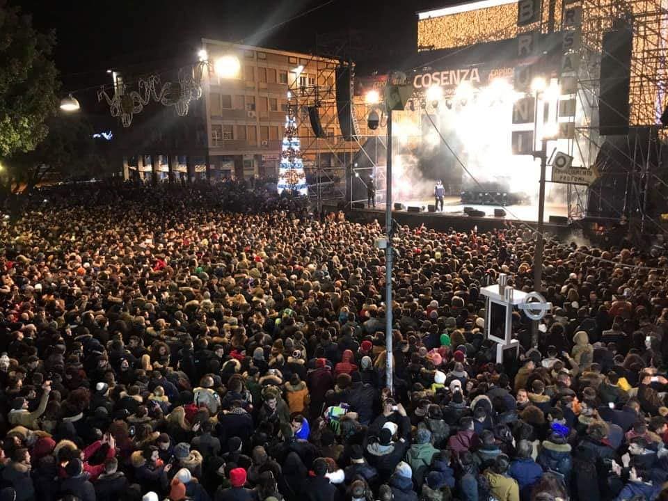 Cosenza, festa grande con le esibizioni di Carmen Consoli e Fabri Fibra