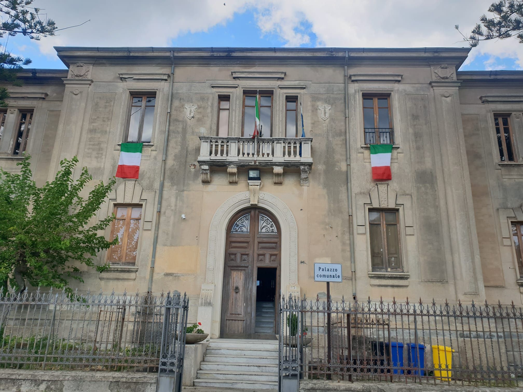 Forate le gomme della dirigente della polizia municipale: consiglio comunale aperto a Caulonia